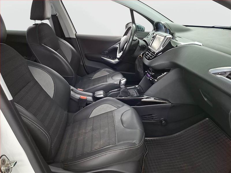 Peugeot 2008 (2015) 1.6 e-HDi, Tempomat - fotka 9 z 18
