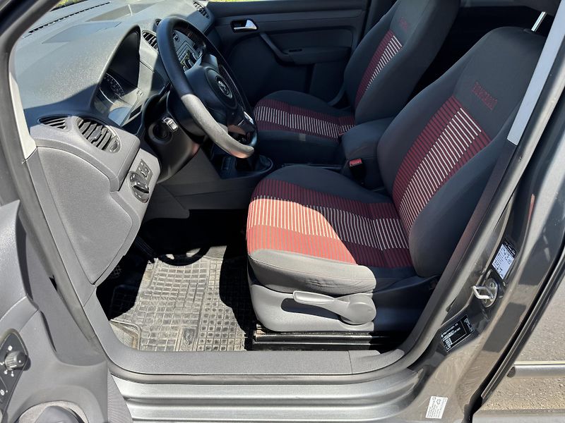 Volkswagen Caddy 1.6TDi,75kw,5míst,klima,Tažné. - fotka 21 z 37