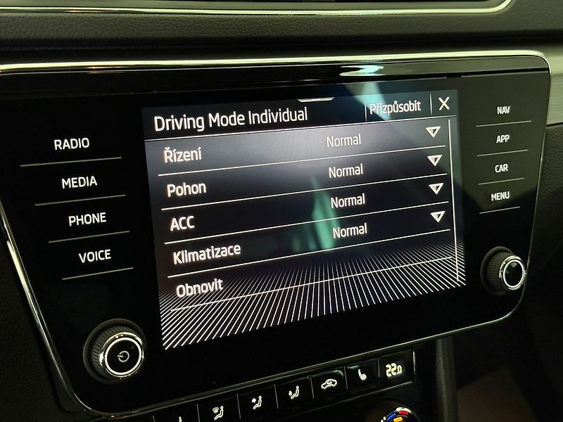 Škoda Superb 2.0TDI 110kW LED Webasto Tažné - fotka 31 z 40