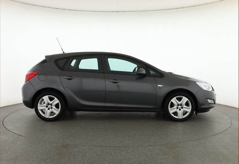 Opel Astra (2011) 1.4 16V, slušný stav - fotka 6 z 17