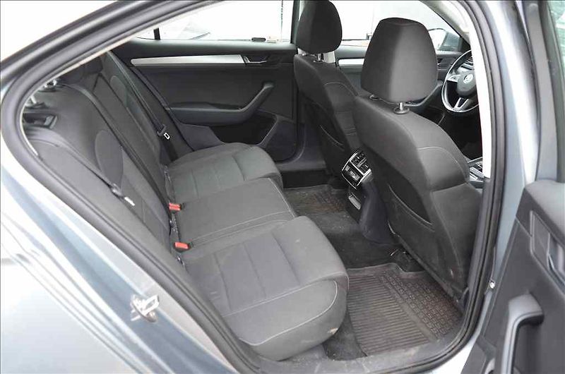 Škoda Superb (2017) 2,0 TDI AMBITION - fotka 17 z 19