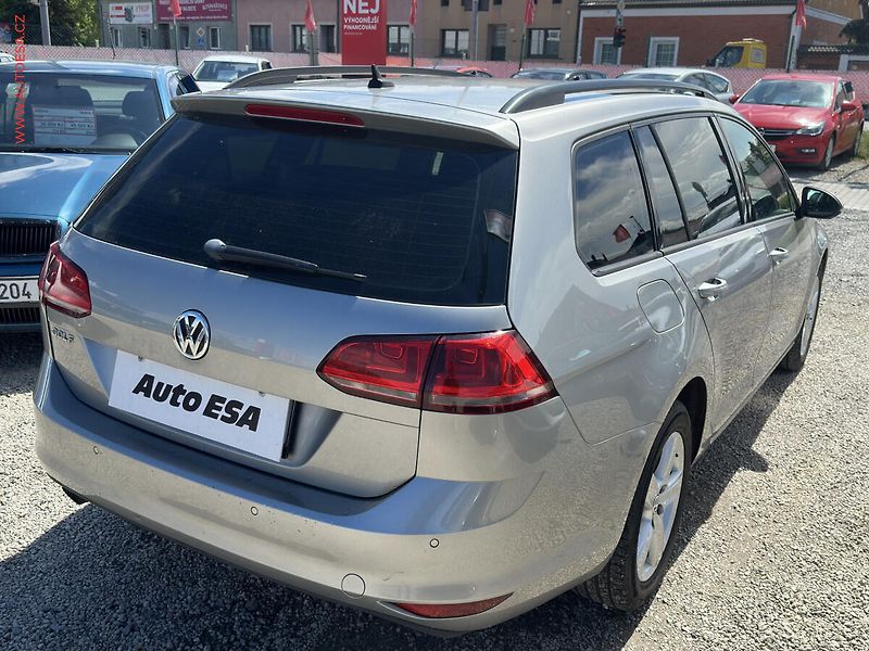 Volkswagen Golf (2015) 1.6TDI, Navi - fotka 4 z 21