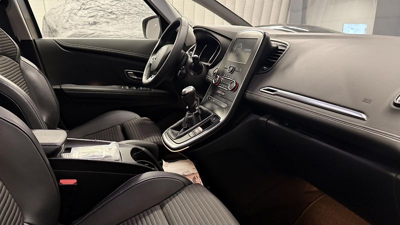 Renault Grand Scénic (2020) TCe,140PS,REZERVOVÁNO - fotka 21 z 45