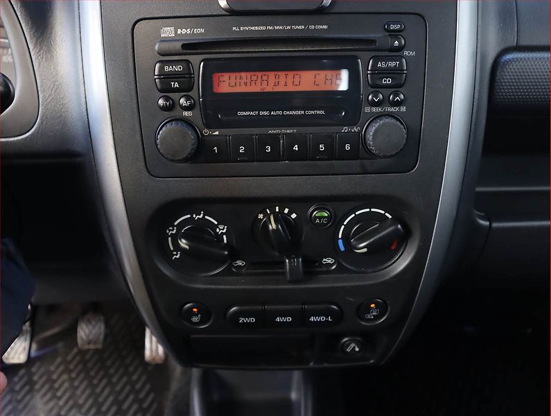 Suzuki Jimny (2006) 1.3 16V, 4X4, Vyhř. sedaček - fotka 12 z 15