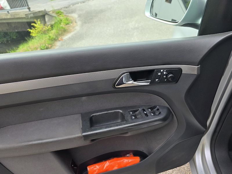 Volkswagen Touran (2006) 2.0i 80kw CNG Benzin  - fotka 10 z 19