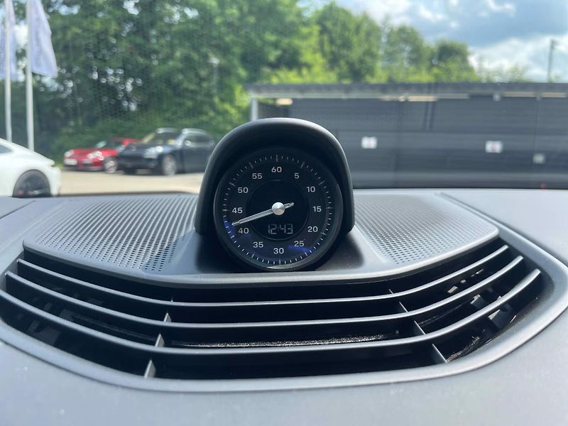 Porsche Taycan Sport Turismo HuD Pano InnoDri - fotka 18 z 26