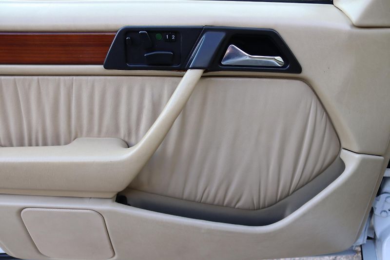 Mercedes-Benz 124 W124 320 E Sedan (1993) - fotka 27 z 32