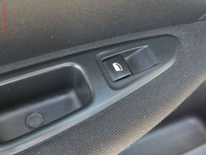 Peugeot 308 (2008) 1.6HDi, AC, tažné - fotka 12 z 16