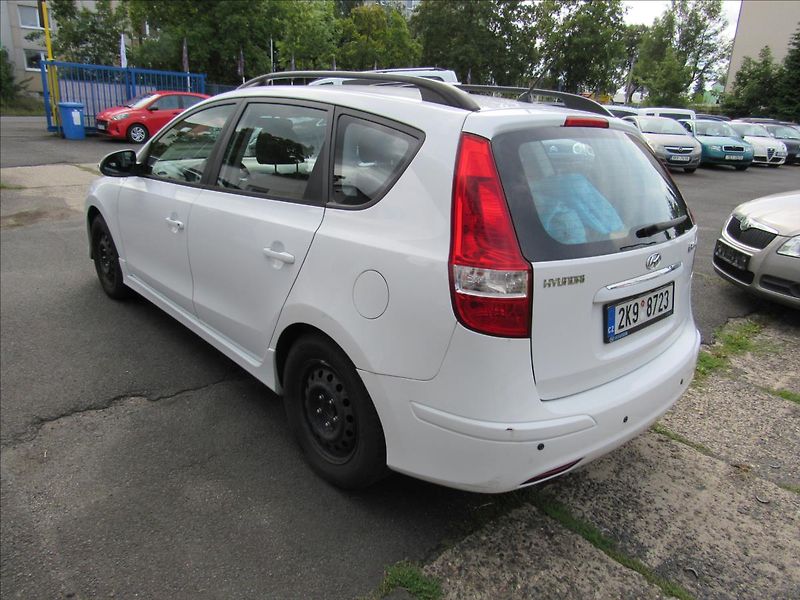 Hyundai i30 1,4 i 80kW Combi - fotka 4 z 27