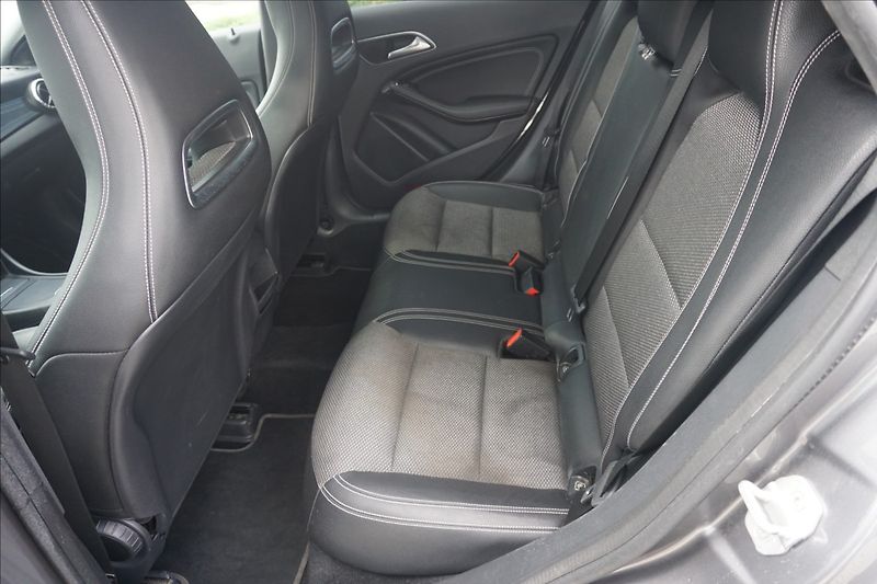 Mercedes-Benz CLA 1,6 180 Shooting Brake - fotka 13 z 14