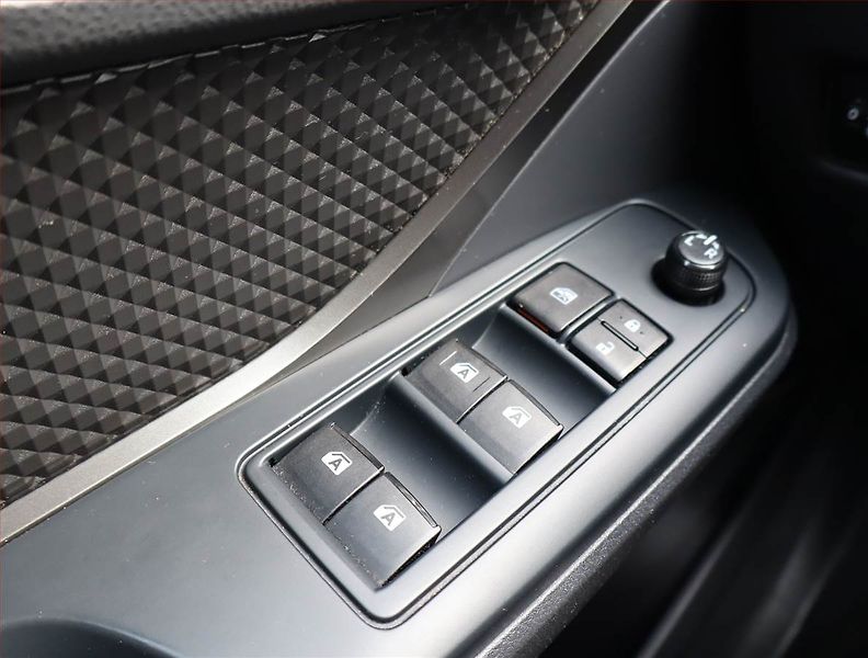 Toyota C-HR (2018) 1.8 Hybrid, Automat, Navi - fotka 22 z 24