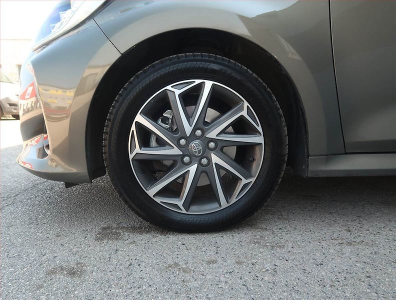 Toyota Yaris (2021) 1.5 VVT-i Hybrid, Automat - fotka 15 z 19