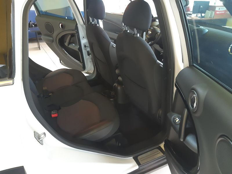 Mini Countryman 2.0 D S COOPER 4x4  - fotka 21 z 23