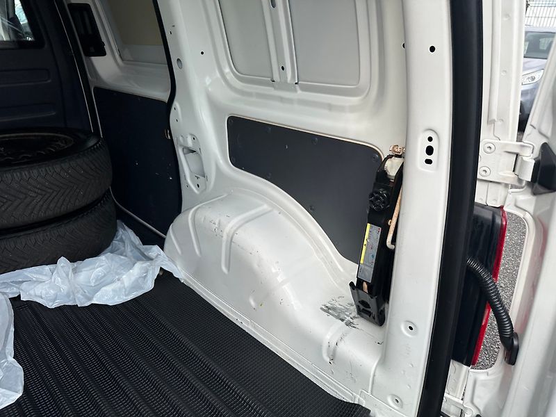 Volkswagen Caddy (2014) 1.6TDI 75kw  2-míst - fotka 12 z 30