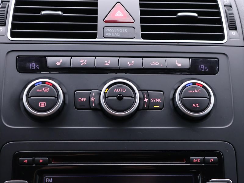 Volkswagen Touran 1,2 TSI Match 7-Míst Serv.knih - fotka 23 z 35