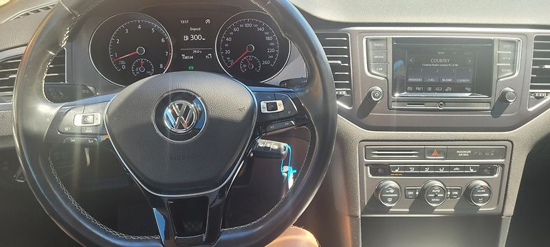 Volkswagen Golf Sportsvan (2015) 1,2TSi 81kW benzín „Lounge“ - fotka 30 z 41