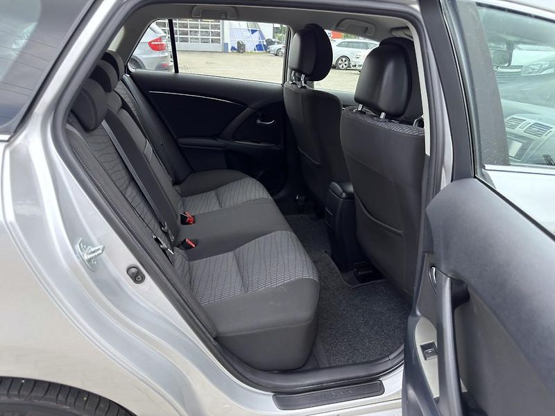 Toyota Avensis 1.8i 108 kW navi. serviska - fotka 10 z 17