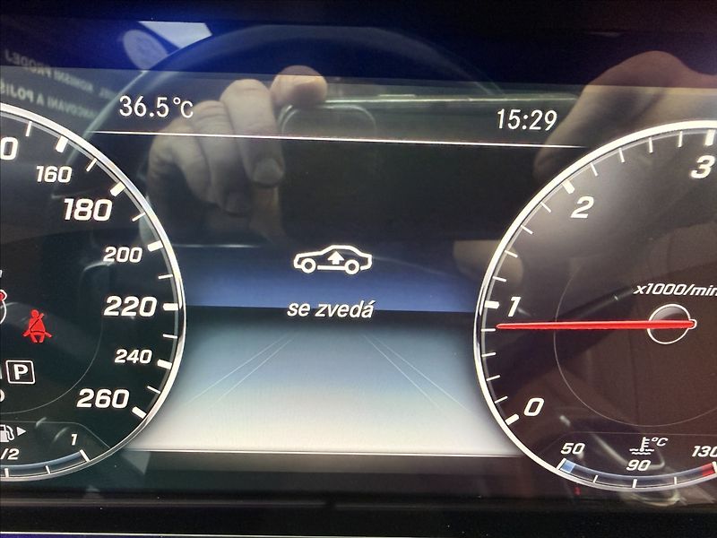 Mercedes-Benz Třídy E 220d AMG Avantgarde Kupé - fotka 17 z 22