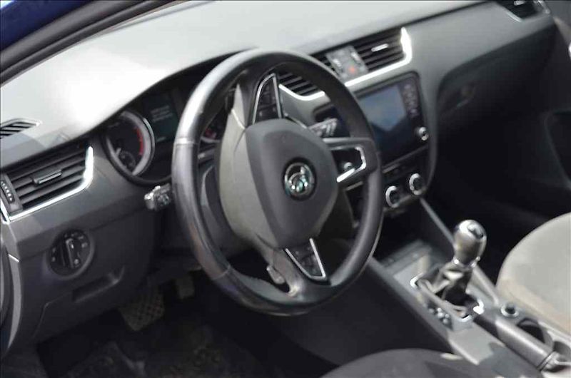 Škoda Octavia (2019) COMBI III. 1,5 D-TEC DSG - fotka 12 z 19