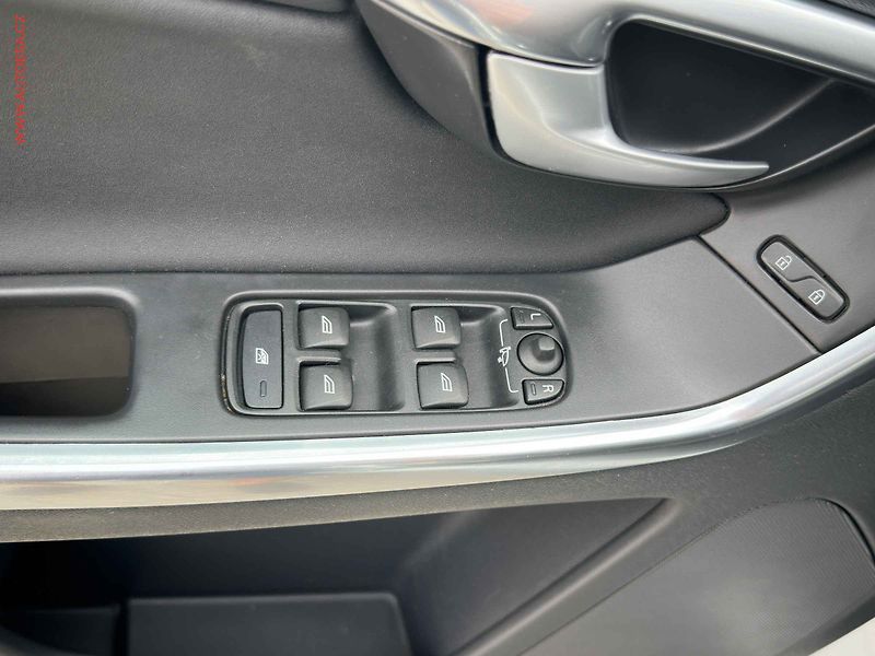 Volvo XC60 (2012) 2.5d 4x4, AT, klima - fotka 11 z 19