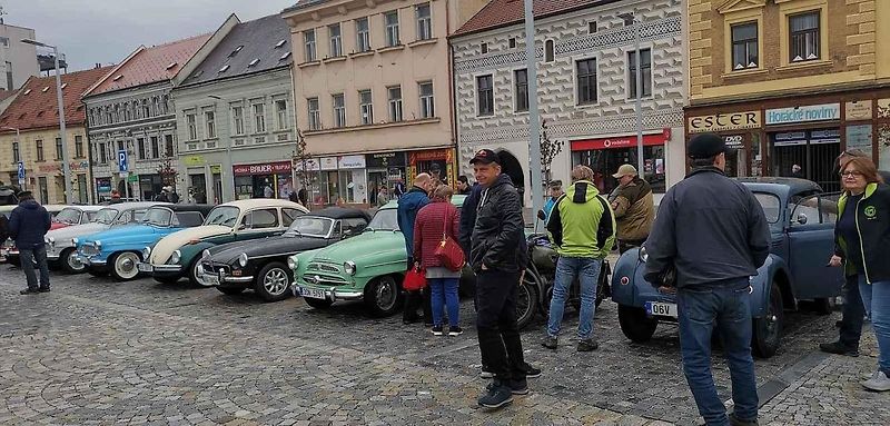 Výstava veteránů na třebíčském náměstí zakončila sezonu Veteran Car Clubu Třebíč 2022
