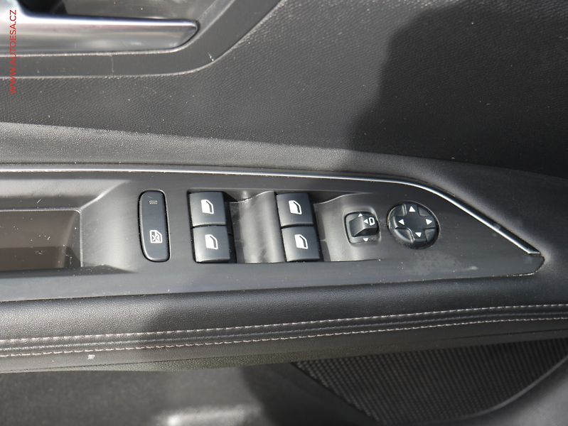 Peugeot 3008 (2019) 1.5 HDi, Allure, navi, kamera - fotka 11 z 17