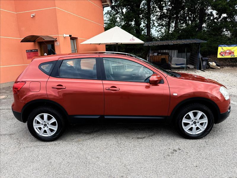 Nissan Qashqai 2,0 i Tekna - fotka 4 z 23