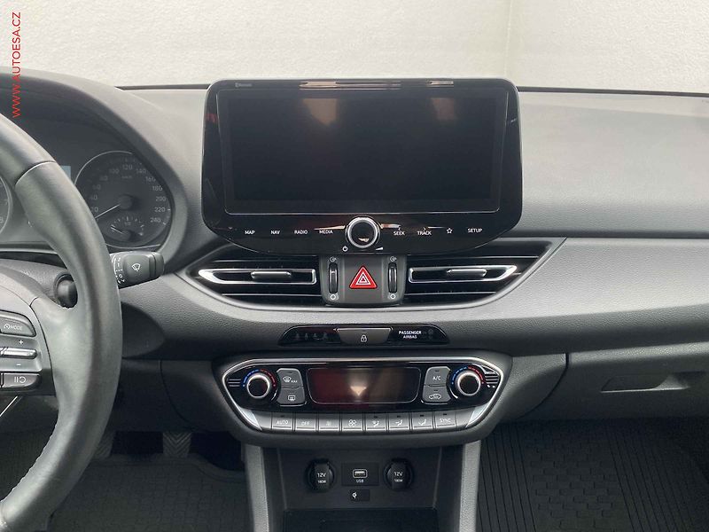 Hyundai i30 (2022) 1.0 T-GDI, 1.maj,ČR, servis - fotka 12 z 19