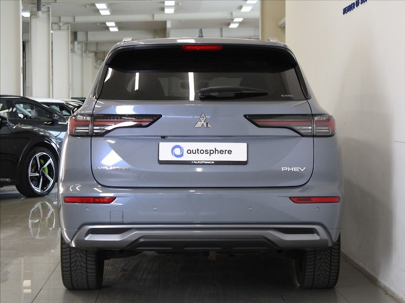 Mitsubishi Outlander 2,4 PHEV AWD Instyle 12tkm! - fotka 4 z 31