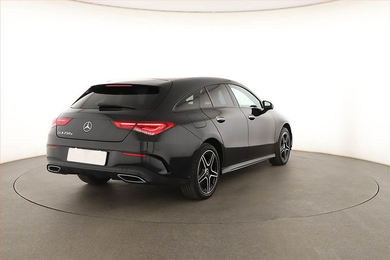 Mercedes-Benz CLA (2023) AMG Paket 250 e - fotka 5 z 29