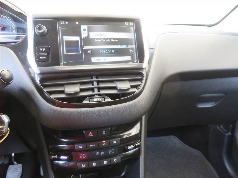 Peugeot 208 (2014) 1.2 PureTech, Serv.kniha - fotka 12 z 15