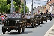Plzní projel Konvoj svobody. Stovky kusů historické vojenské techniky v neděli projely z Bor do centra města. Ulice lemovaly tisíce diváků