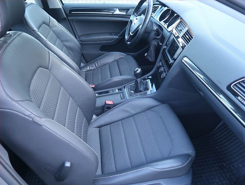 Volkswagen Golf (2017) Highline 2.0 TDI, Serv.kniha - fotka 9 z 17