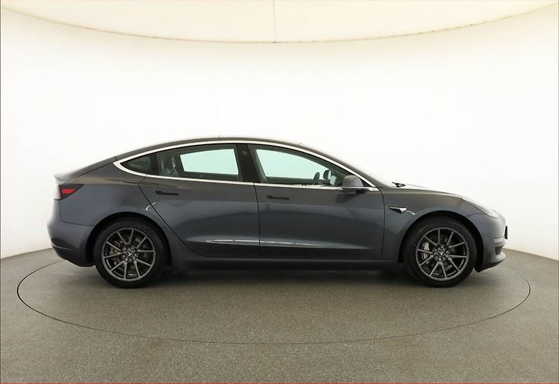 Tesla Model 3 (2019) Long Range 4WD 78kWh, SoH 85% - fotka 6 z 21