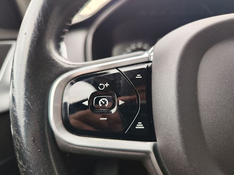 Volvo XC90 2.0 T6/235kW Momentum AWD ČR - fotka 28 z 35