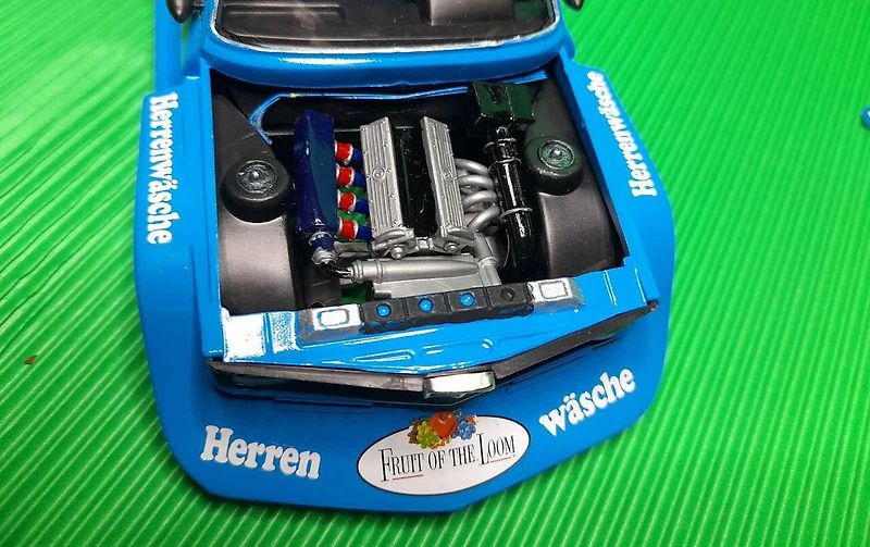 Model vozu BMW 320Gr.5 v měřítku 1:24 od firmy Italeri připomíná tragický osud talentovaného rakouského závodníka.