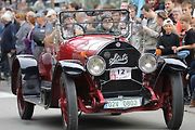 Na akci Jízda do vrchu a výstava historických vozidel se představilo na tři sta automobilů a motocyklů.