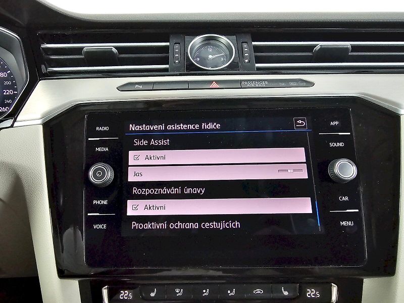 Volkswagen Passat (2018) 2.0TDI 140kW DSG R-line DSG 4x - fotka 20 z 35