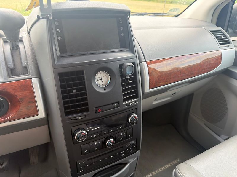 Chrysler Town & Country (2007) 3,8V6 SwivelGo Limit 2007 - fotka 17 z 20