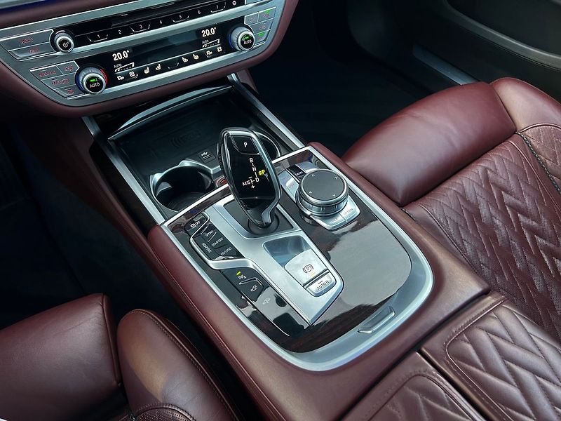 BMW Řada 7 750i xDrive Individual  390kw - fotka 32 z 42