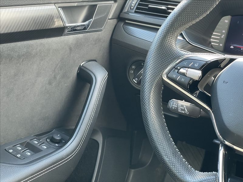 Škoda Superb 2,0 TDI Combi Sportline DCC - fotka 14 z 24