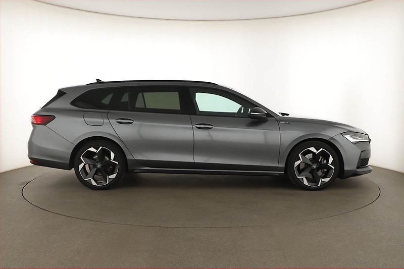 Škoda Superb (2025) 2.0 TDI, Sportline, HUD, Paměť - fotka 6 z 21