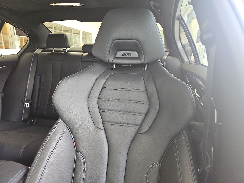 BMW Řada 5 M550i xDrive - fotka 17 z 32