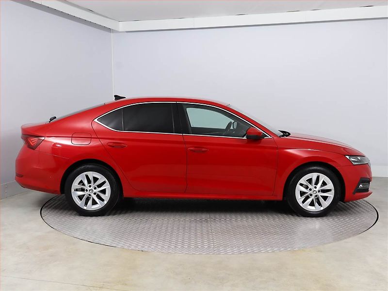 Škoda Octavia (2021) 2.0 TDI, Tempomat - fotka 6 z 19
