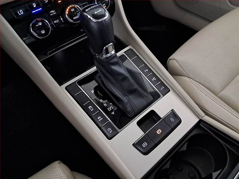 Škoda Superb (2023) Laurin&Klement 2.0 TDI - fotka 13 z 21