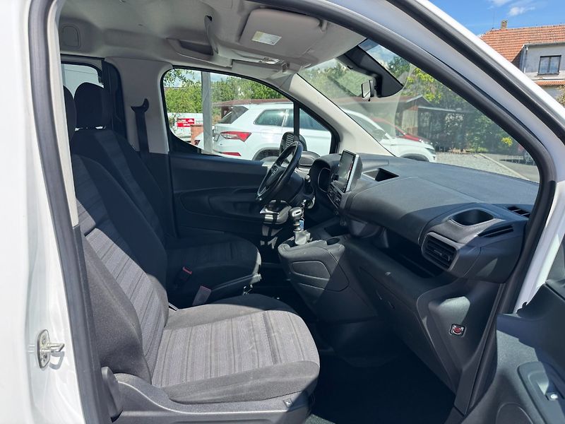 Opel Combo (2021) 1,2i 81 KW 7Míst L2 - fotka 24 z 30