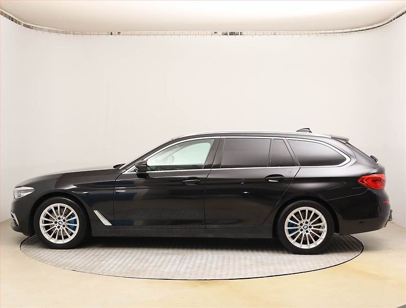 BMW Řada 5 (2019) Luxury Line 530d xDrive, 4X4 - fotka 3 z 25