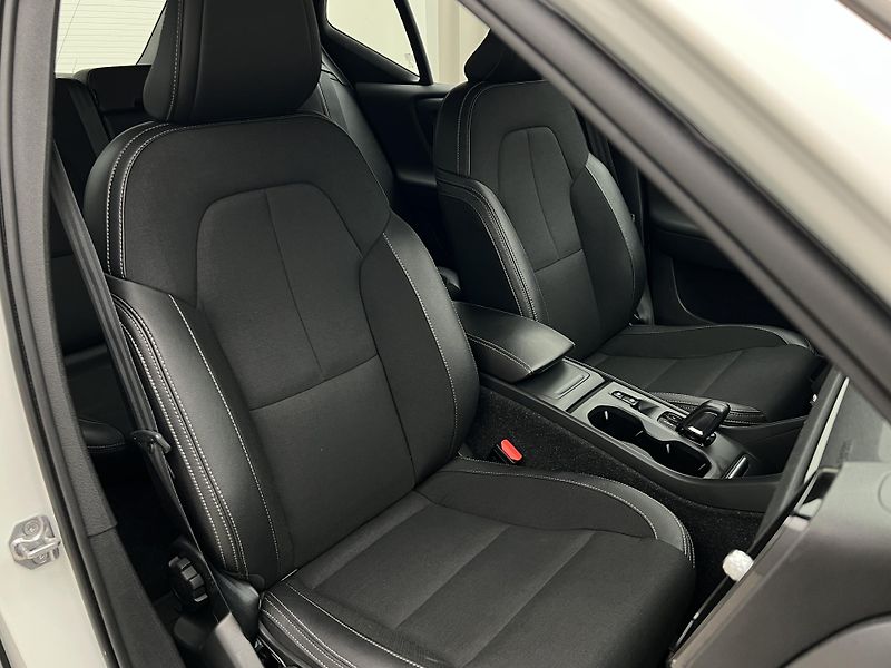 Volvo XC40 T3 MOMENTUM AUT 1. maj. - fotka 19 z 45