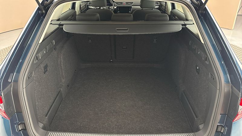 Škoda Superb 2.0 TDI DSG Style Combi - fotka 17 z 26