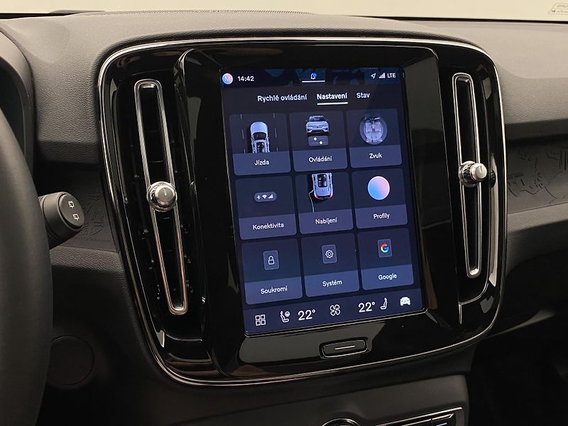Volvo XC40 PURE ELECTRIC RECHARGE TWIN - fotka 43 z 58
